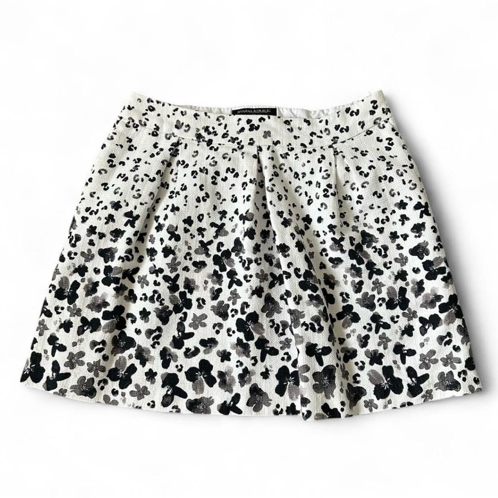 Banana Republic Black & White Floral Pleated Mini Skirt Size 2 Petite
